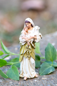 Madonna Holding Infant Child and Lamb Statue 4“ [RM46472]